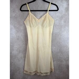VTG Vanity Fair Full Slip Women 34 Short Pale Yellow Lace Trim Antron III USA